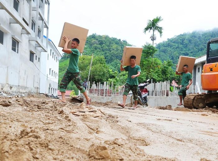 Đáng chú ý, từ đầu tháng 8, Bộ CHQS tỉnh Thanh Hóa đã tăng cường 120 cán bộ, chiến sĩ Tiểu đoàn 40, Trung đoàn 762 trực tiếp tham gia hỗ trợ thi công. Trong bộ quân phục, những người lính hòa mình vào nhịp công trường, cùng cán bộ, kỹ sư và công nhân thực hiện những phần việc cụ thể, góp thêm sức người để đẩy nhanh tiến độ dự án
