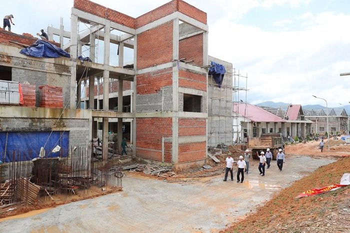 Lãnh đạo Ban Quản lý dự án đầu tư xây dựng Tây Quảng Ngãi và lãnh đạo xã Mô Rai kiểm tra tiến độ, động viên đơn vị thi công, người lao động đẩy nhanh các hạng mục còn lại