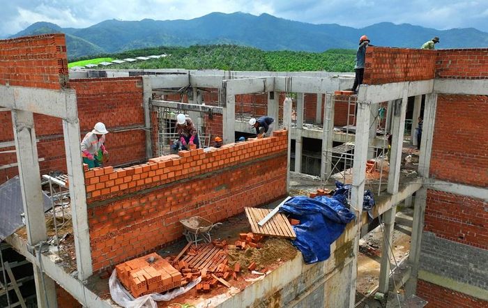 Nền đất yếu khiến đơn vị thi công phải điều chỉnh giải pháp kỹ thuật, khoan nhồi cọc và đổ bê tông để bảo đảm an toàn, chất lượng công trình