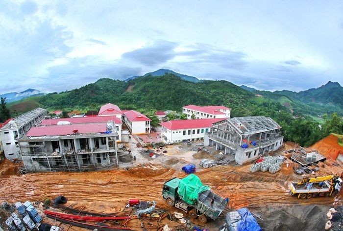Toàn cảnh Trường Phổ thông Nội trú liên cấp xã biên giới Yên Khương (Thanh Hóa) đang dần hoàn thiện giữa núi rừng miền Tây xứ Thanh. Khi đi vào hoạt động, ngôi trường sẽ trở thành điểm tựa giáo dục, tạo điều kiện học tập và sinh hoạt tốt hơn cho học sinh các dân tộc vùng biên, góp phần nâng cao chất lượng nguồn nhân lực và giữ vững vùng phên dậu của Tổ quốc