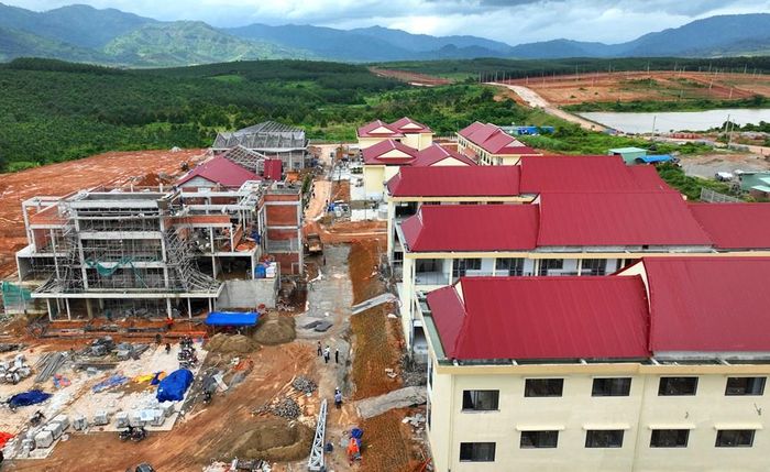 Trường Phổ thông nội trú Tiểu học, THCS xã Mô Rai đang gấp rút hoàn thiện để kịp khai giảng năm học mới. Tính đến 25.8, công trình đạt khoảng 85% khối lượng