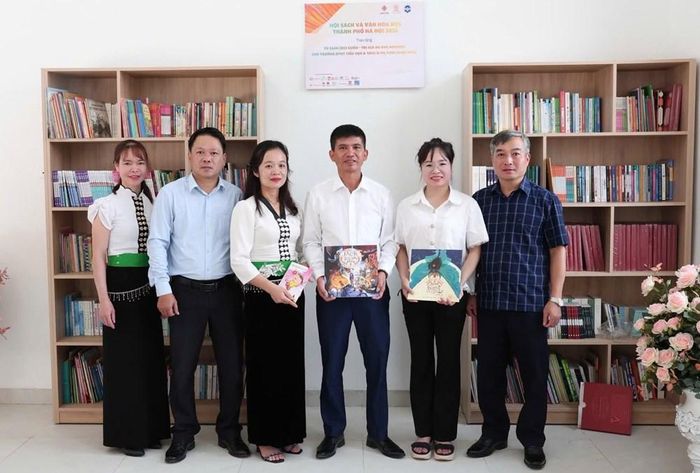 Trung tâm Văn hóa - Thể thao tỉnh Điện Biên trao tặng 1.000 bản sách hạt nhân cho thư viện Trường Phổ thông nội trú liên cấp Tiểu học - THCS xã Si Pa Phìn