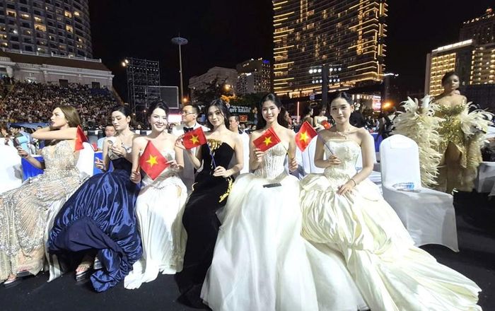Các người đẹp với cờ Tổ quốc cổ vũ cho thí sinh trong đêm chung kết