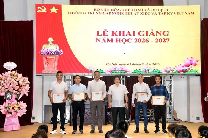 Tuyên dương, khen thưởng các tập thể, cá nhân có nhiều đóng góp trong công tác tuyển sinh năm 2026