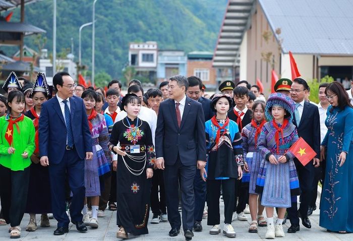 Thủ tướng Lê Minh Hưng với học sinh Trường Phổ thông nội trú liên cấp Tiểu học và Trung học cơ sở Mường Khương. Ảnh: Dương Giang – TTXVN