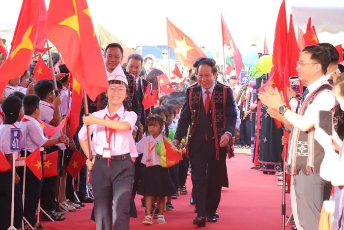 Phó Thủ tướng Chính phủ Lê Tiến Châu dự Lễ Khai giảng năm học 2026-2027 tại điểm cầu Trường Phổ thông nội trú Tiểu học - Trung học cơ sở xã Tây Giang, thành phố Đà Nẵng. Ảnh: Khoa Chương - TTXVN