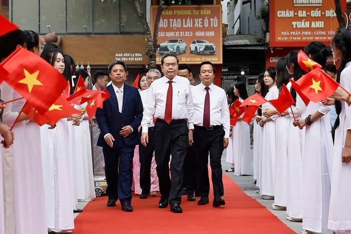 Chủ tịch Quốc hội Trần Thanh Mẫn dự Lễ khai giảng năm học 2026 - 2027 tại Trường THPT Lê Quý Đôn. Ảnh: Doãn Tấn - TTXVN