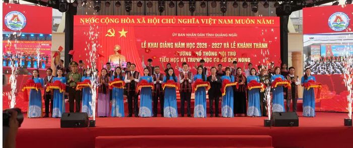 Các đại biểu cắt băng khánh thành Trường phổ thông nội trú liên cấp tiểu học và trung học cơ sở Dục Nông đánh trống khai giảng. Ảnh: Cao Nguyên - TTXVN