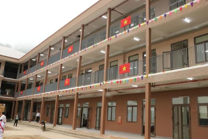 Không gian Trường Phổ thông nội trú Tiểu học - Trung học cơ sở xã Avương, thành phố Đà Nẵng rực rỡ cờ hoa ngày khai giảng năm học mới 2026-2027. Ảnh: Khoa Chương - TTXVN