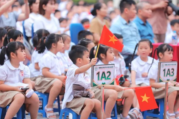 Học sinh đến khai giảng tại điểm trường tiểu học, trường Liên cấp TH - THCS Gia Quất. Ảnh: Minh Quyết - TTXVN