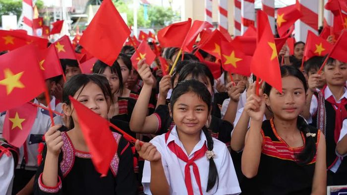 Niềm vui của các học sinh trò Trường phổ thông nội trú liên cấp tiểu học và trung học cơ sở Dục Nông. Ảnh: Cao Nguyên - TTXVN