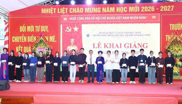 Thường trực Ban Bí thư Trần Cẩm Tú trao quà cho học sinh có thành tích xuất sắc Trường Phổ thông Dân tộc nội trú tỉnh Bắc Ninh. Ảnh: Phương Hoa - TTXVN