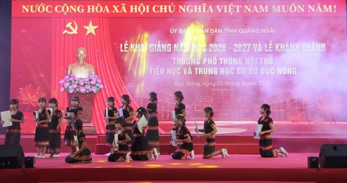 Tiết mục văn nghệ của các học sinh trò Trường phổ thông nội trú liên cấp tiểu học và trung học cơ sở Dục Nông. Ảnh: Cao Nguyên - TTXVN