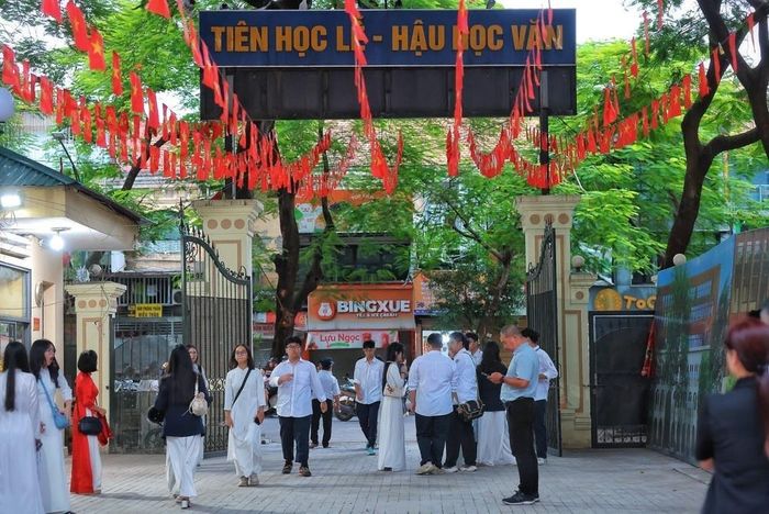 Từ 5h40’, nhiều học sinh Trường THPT Việt Đức đã tới trường, háo hức đón chờ Lễ khai giảng năm học mới 2026 - 2027. Ảnh: Hoàng Hiếu - TTXVN