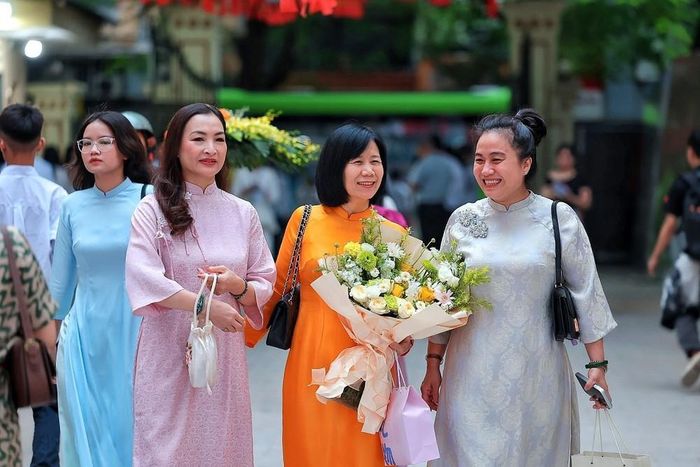 Các cô giáo Trường THPT Việt Đức rạng rỡ trong ngày khai giảng năm học 2026 - 2027. Ảnh: Phạm Tuấn Anh - TTXVN