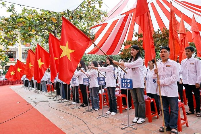Trường THPT Lê Quý Đôn thực hiện nghi thức chào cờ. Ảnh: Doãn Tấn - TTXVN
