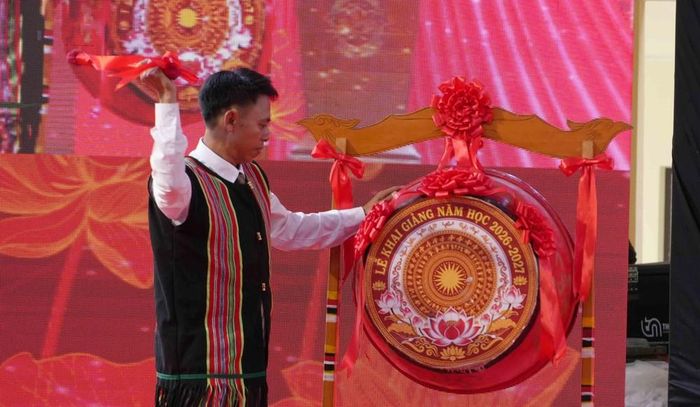 Thầy Nguyễn Đức Thư, Hiệu trưởng Trường phổ thông nội trú liên cấp tiểu học và trung học cơ sở Dục Nông đánh trống khai giảng. Ảnh: Cao Nguyên - TTXVN