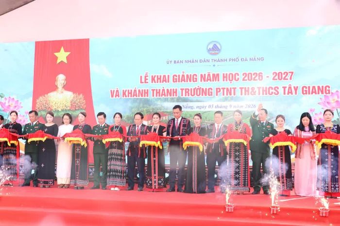 Phó Thủ tướng Lê Tiến Châu và các đại biểu thực hiện nghi thức cắt băng khánh thành Trường Phổ thông nội trú Tiểu học - Trung học cơ sở xã Tây Giang, thành phố Đà Nẵng. Ảnh: Khoa Chương - TTXVN