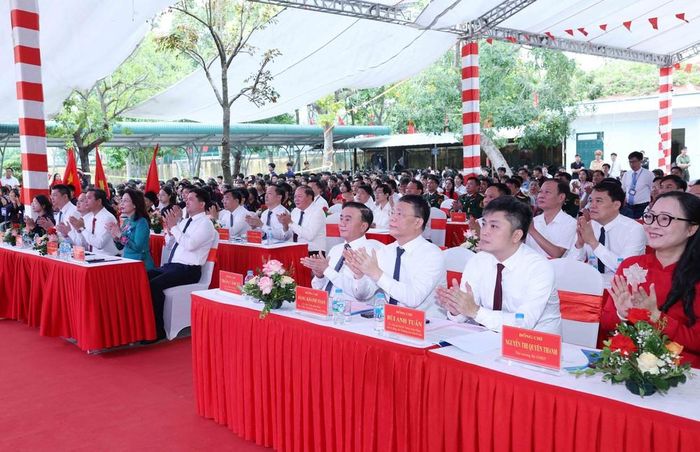 Thường trực Ban Bí thư Trần Cẩm Tú dự Lễ khai giảng năm học mới tại Trường Phổ thông Dân tộc nội trú tỉnh Bắc Ninh. Ảnh: Phương Hoa - TTXVN
