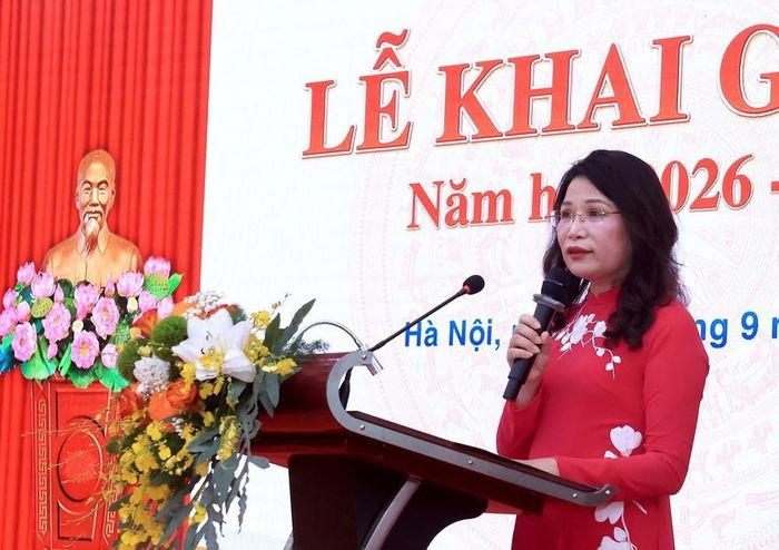Hiệu trưởng Trường THCS Trần Duy Hưng Lê Kim Anh phát biểu tại Lễ khai giảng năm học 2026 - 2027. Ảnh: Tuấn Anh - TTXVN