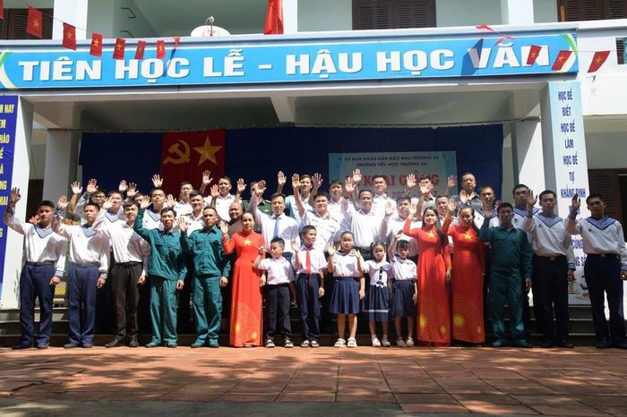 Thầy và trò ở đặc khu Trường Sa năm học mới 2026 - 2027. Ảnh: TTXVN phát