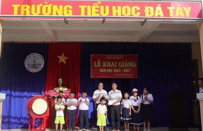Đại diện chính quyền tặng quà cho thầy và trò Trường Tiểu học Đá Tây, đặc khu Trường Sa, tỉnh Khánh Hòa. Ảnh: TTXVN phát
