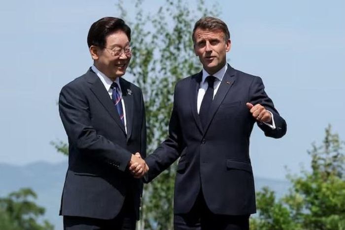 Tổng thống Pháp Emmanuel Macron chào đón Tổng thống Hàn Quốc Lee Jae Myung tại Hội nghị thượng đỉnh G7 ở Evian-les-Bains, Pháp, ngày 16/6/2026. Ảnh: Internet
