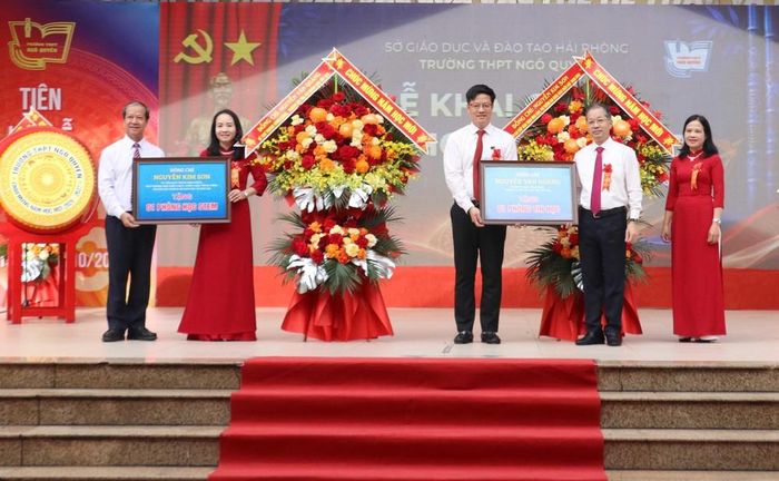 Chánh án Tòa án nhân dân tối cao Nguyễn Văn Quảng tặng phòng học tin học cho Trường THPT Ngô Quyền. Ảnh: Hoàng Ngọc – TTXVN