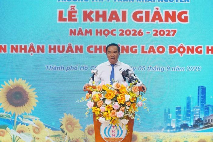 Chủ tịch UBND Thành phố Hồ Chí Minh Nguyễn Văn Được phát biểu tại Lễ khai giảng năm học 2026-2027 tại Trường Trung học phổ thông Trần Khai Nguyên. Ảnh: Thu Hoài - TTXVN
