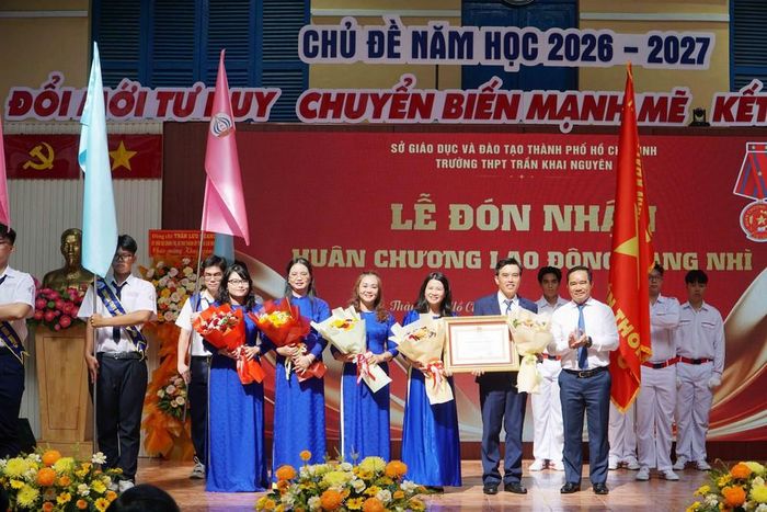 Chủ tịch UBND Thành phố Hồ Chí Minh Nguyễn Văn Được tặng hoa chúc mừng tập thể Trường Trung học phổ thông Trần Khai Nguyên. Ảnh: Thu Hoài - TTXVN
