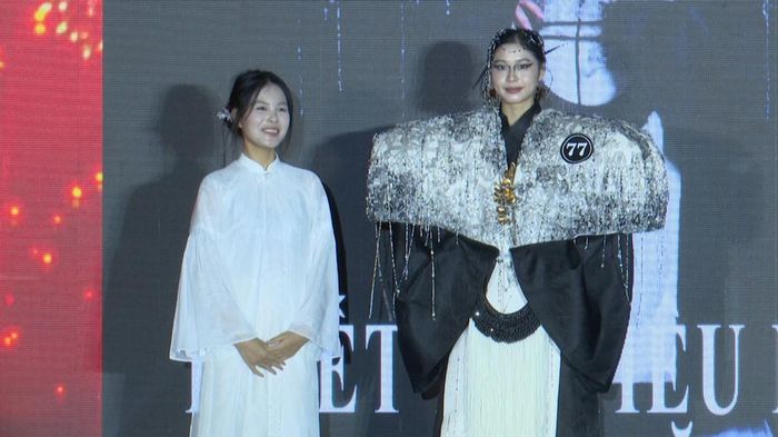 Tác phẩm thiết kế "Văn Uyên" của sinh viên Nguyễn Thùy Linh (áo trắng) Trường Đại học Kiến trúc Hà Nội