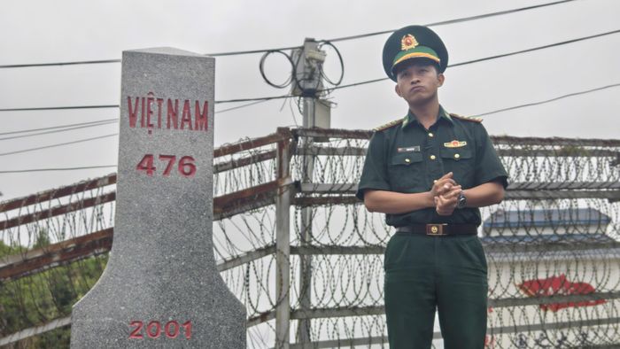 Đại úy Sùng Mí Say trực tiếp giảng giải về ý nghĩa lịch sử, pháp lý của từng con số trên cột mốc biên giới cho các em học sinh. Ảnh: Huy Thông