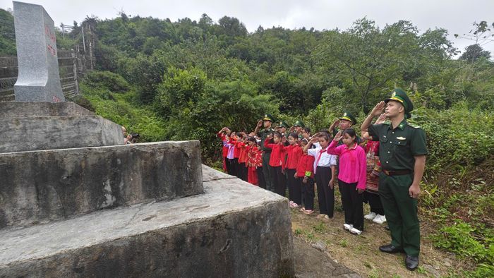 Chào cột mốc trước buổi học ngoại khóa. Ảnh: Huy Thông