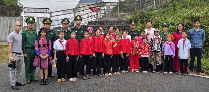  Các "thầy giáo mang quân hàm xanh", giáo viên, học sinh Trường Phổ thông nội trú liên cấp Tiểu học và THCS Sơn Vĩ chụp ảnh lưu niệm cùng phóng viên báo Thể thao và Văn hóa sau khi kết thúc buổi học ngoại khóa tại cột mốc 476. Ảnh: Huy Thông 
