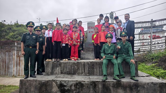 Những tiết học ngoại khóa thực tế tại cột mốc đã trở thành điểm nhấn sâu sắc trong việc giáo dục toàn diện của nhà trường cho các em học sinh. Ảnh: Huy Thông