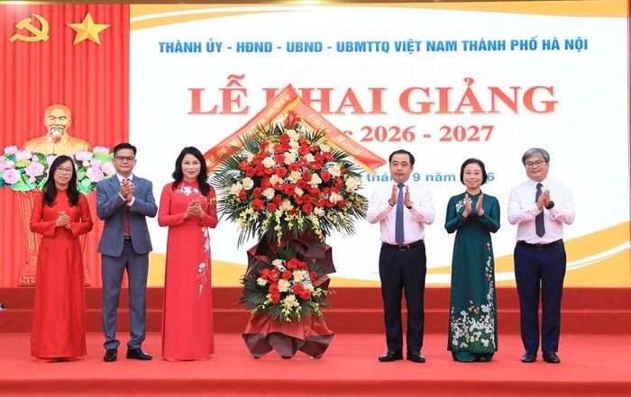 Ủy viên Bộ Chính trị, Bí thư Thành uỷ Hà Nội Trần Đại Thắng dự lễ khai giảng năm học 2026-2027 tại Trường THCS Trần Duy Hưng - Ảnh: chinhphu.vn