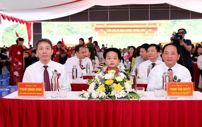 Ủy viên Bộ Chính trị, Bí thư Trung ương Đảng, Trưởng Ban Tuyên giáo Trung ương Trịnh Văn Quyết dự Lễ khai giảng tại trường Phổ thông nội trú liên cấp TH và THCS Thanh Thủy, tỉnh Tuyên Quang - Ảnh: báo Tuyên Quang