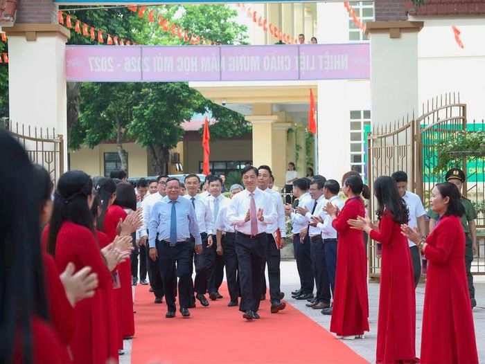 Ủy viên Bộ Chính trị, Bí thư Trung ương Đảng, Trưởng Ban Tổ chức Trung ương Nguyễn Duy Ngọc cùng các đồng chí lãnh đạo Trung ương và thành phố Hà Nội đến dự Lễ khánh thành Trường Tiểu học, THCS và THPT Minh Châu, khai giảng năm học 2026-2027 tại xã Minh Châu, xã đảo của TP. Hà Nội - Ảnh: Thanh Hải