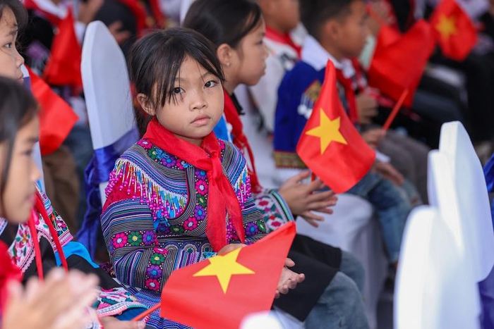 Các em học sinh Trường Phổ thông nội trú Tiểu học và Trung học cơ sở Mường Khương (xã Mường Khương, tỉnh Lào Cai) dự lễ khai giảng năm học 2026-2027 - Ảnh: chinhphu.vn/Nhật Bắc