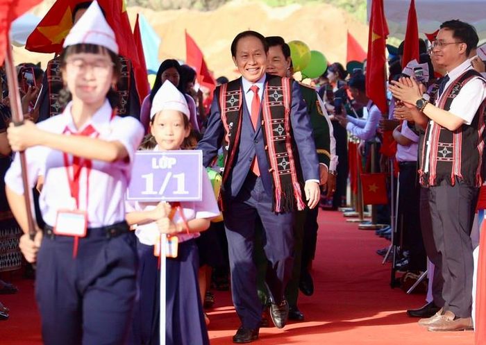 Phó Thủ tướng Chính phủ Lê Tiến Châu dự Lễ Khai giảng năm học 2026 - 2027 và khánh thành Trường Phổ thông Dân tộc nội trú Tiểu học & Trung học cơ sở Tây Giang, xã Tây Giang, thành phố Đà Nẵng - Ảnh: chinhphu.vn/Thu Sa