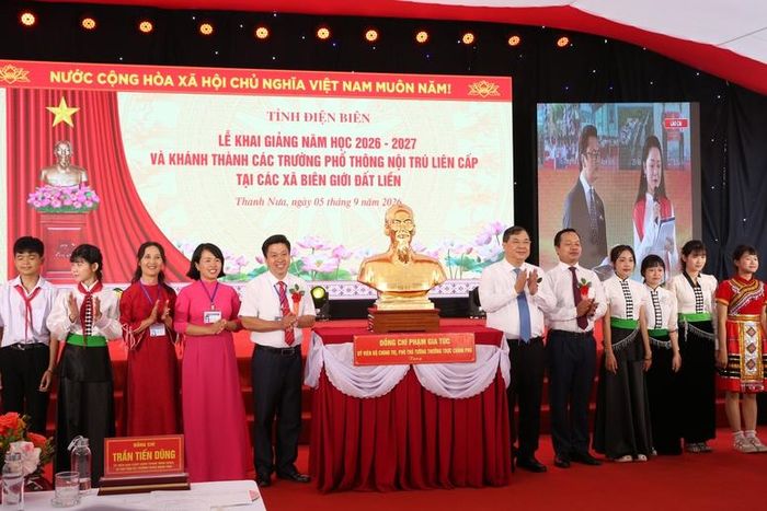 Phó Thủ tướng Thường trực Chính phủ Phạm Gia Túc trao tặng nhà trường bức tượng đồng Chủ tịch Hồ Chí Minh - Ảnh: chinhphu.vn/Nguyễn Hoàng