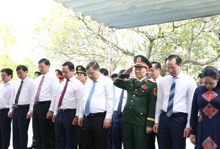 Phó Thủ tướng Thường trực Phạm Gia Túc dâng hương, dâng hoa tưởng niệm các Anh hùng liệt sĩ tại Nghĩa trang liệt sĩ Quốc gia A1 - Ảnh: chinhphu.vn/Nguyễn Hoàng