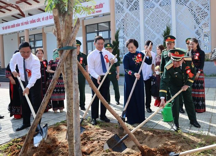 Phó Thủ tướng và các đại biểu trồng cây lưu niệm tại nhà trường - Ảnh: chinhphu.vn/Thu Giang