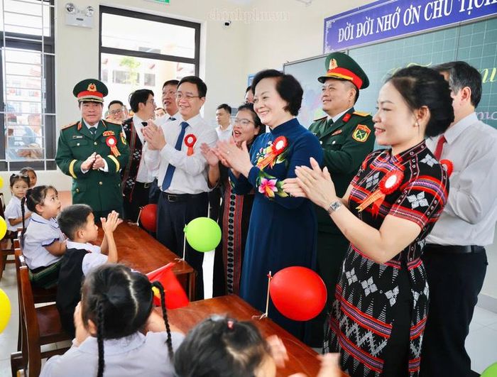 Phó Thủ tướng cùng các em học sinh Trường Phổ thông nội trú Tiểu học và Trung học cơ sở A Lưới 3 - Ảnh: chinhphu.vn/Thu Giang