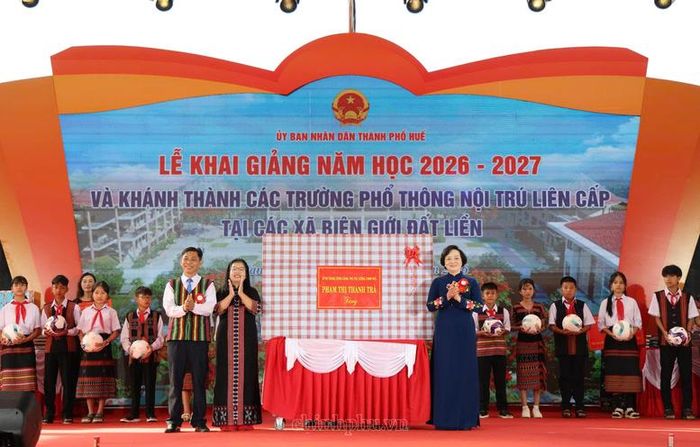 Phó Thủ tướng Phạm Thị Thanh Trà tặng sách giáo khoa, sách tham khảo cho các em học sinh - Ảnh: chinhphu.vn/Thu Giang