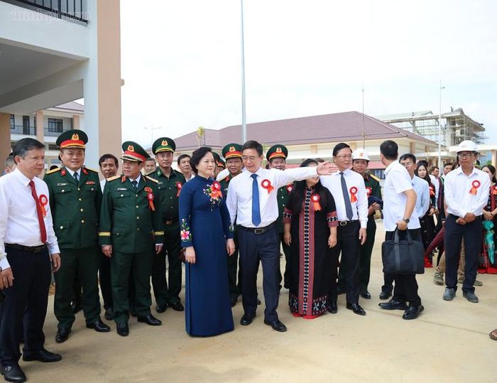 Phó Thủ tướng tham quan các hạng mục công trình của trường - Ảnh: chinhphu.vn/Thu Giang