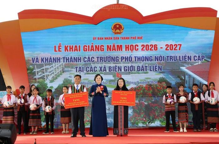 Phó Thủ tướng Phạm Thị Thanh Trà trao quà của Tổng Bí thư, Chủ tịch nước Tô Lâm và quà của Phó Thủ tướng Chính phủ tặng các em học sinh và nhà trường - Ảnh: chinhphu.vn/Thu Giang