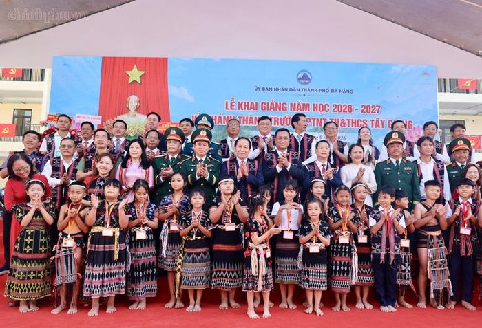 Phó Thủ tướng Chính phủ Lê Tiến Châu và các đại biểu chụp ảnh lưu niệm cùng giáo viên và học sinh nhà trường - Ảnh: chinhphu.vn/Thu Sa