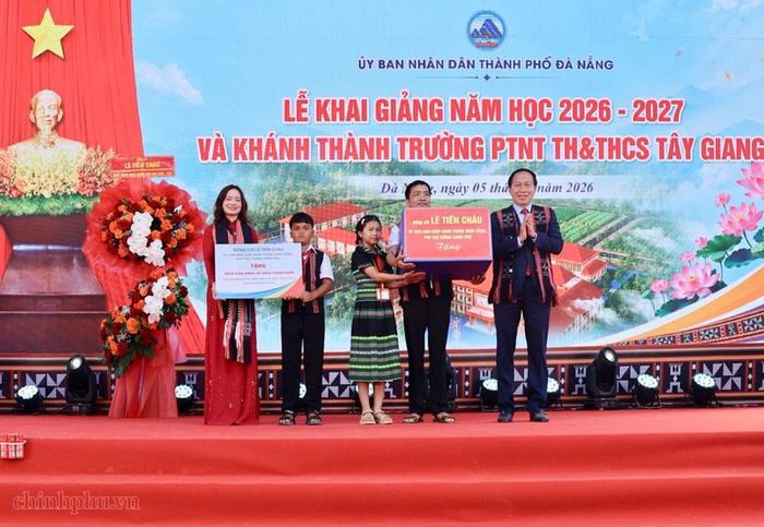 Phó Thủ tướng Chính phủ Lê Tiến Châu tặng quà chúc mừng nhà trường - Ảnh: chinhphu.vn/Thu Sa