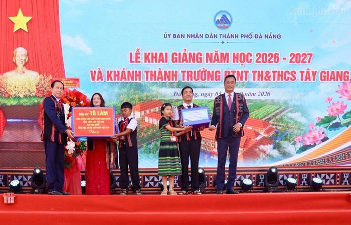 Phó Thủ tướng Chính phủ Lê Tiến Châu trao quà của Tổng Bí thư, Chủ tịch nước Tô Lâm và Phu nhân gửi tặng thầy trò nhà trường - Ảnh: chinhphu.vn/Thu Sa